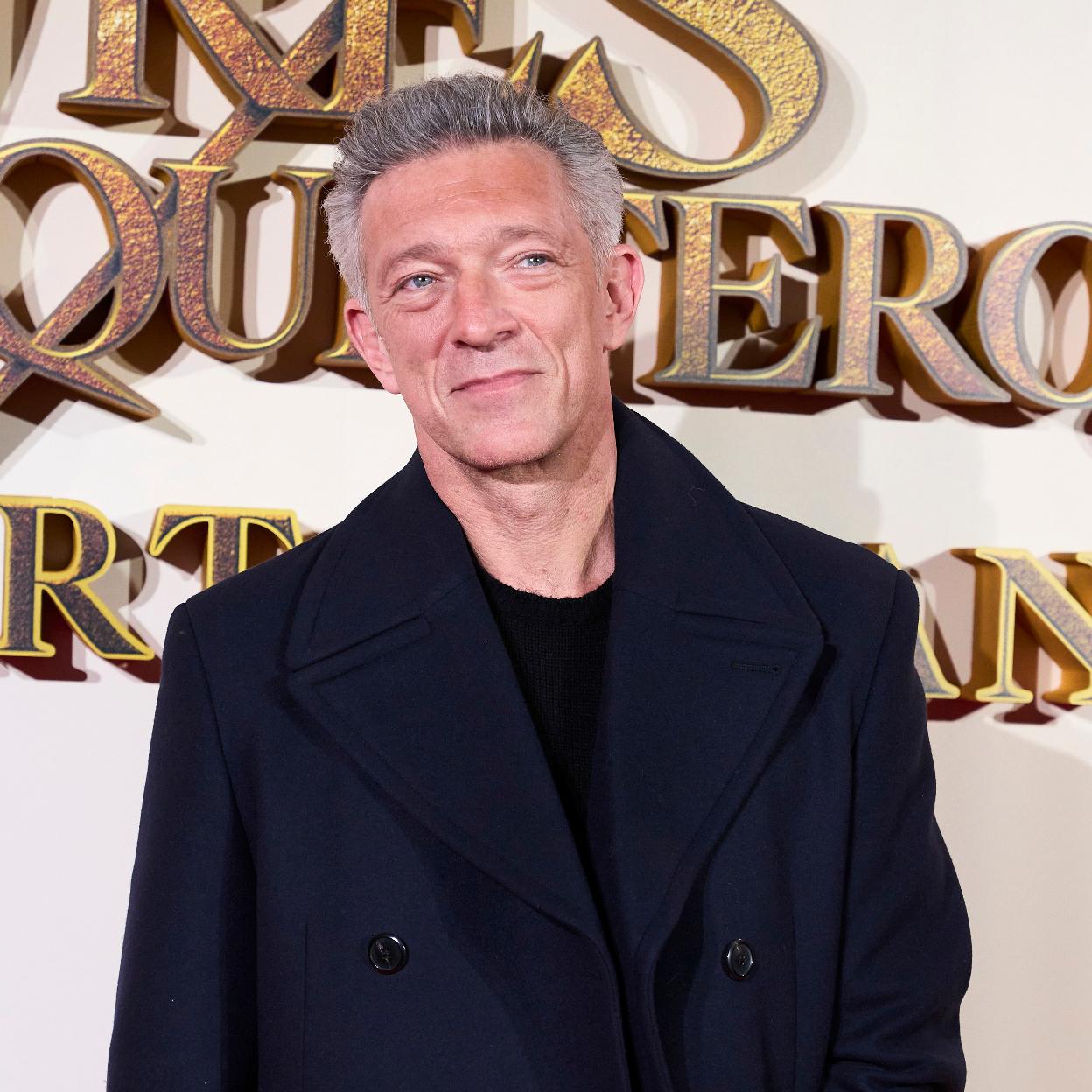 Vincent Cassel luce un look con vaqueros en la première de su última película