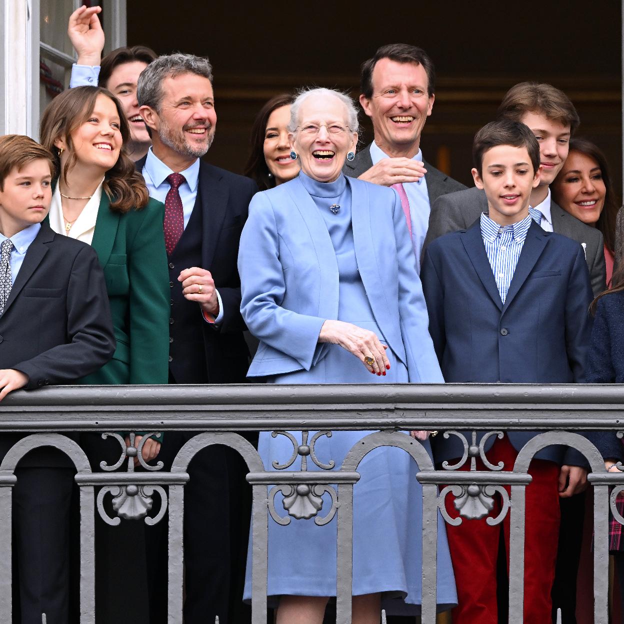 Margarita de Dinamarca, arropada por su familia, en su 83 cumpleaños.