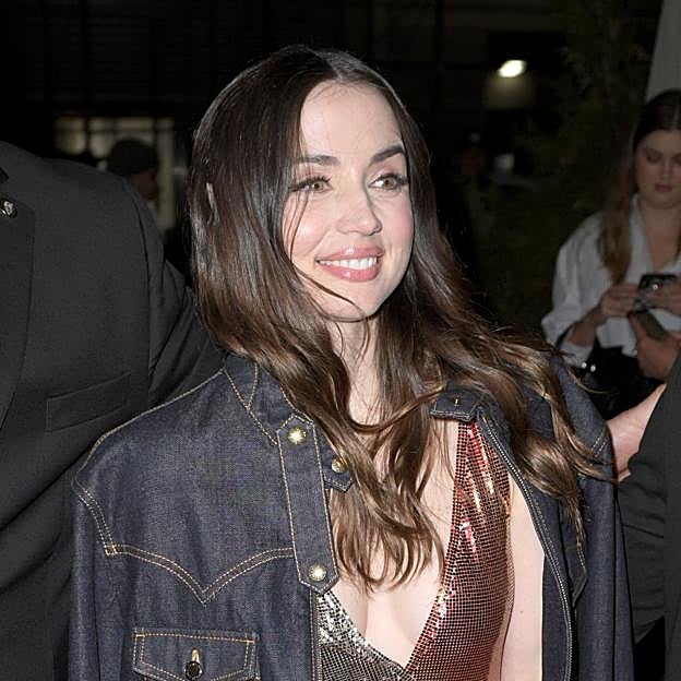 Ana de Armas triunfa con un look con chaqueta vaquera: así ha versionado el estilo de Friends