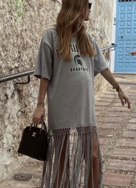 Imagen - Pernille Tiesbaek con camiseta-vestido de flecos en gris. Foto: @pernilleteisbaek.