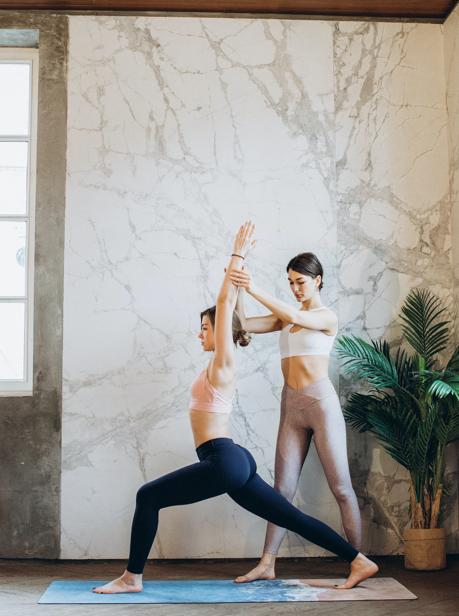 Imagen - Mujer entrenando la extensión de cadera/PEXELS