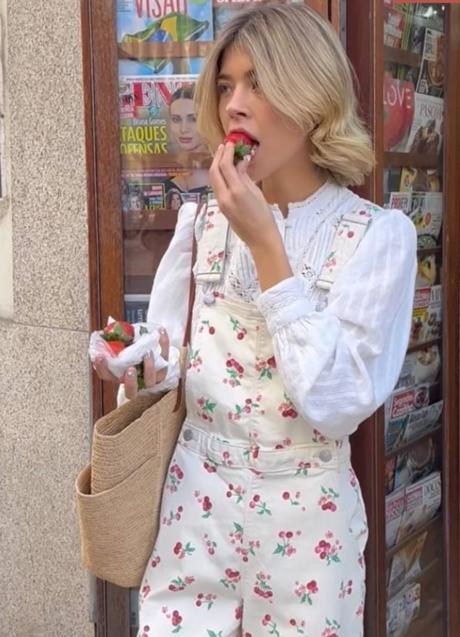 Imagen - La influencer Inês Isaías con mono estampado viral