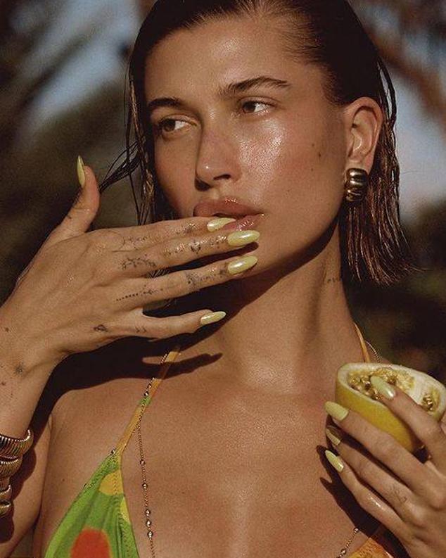 La versión de uñas viral con ese acabado radiante efecto espejo que popularizó Hailey Bieber, ahora se lleva en tonos cítricos, tanto en naranjas como en amarillos, para darle un toque ácido, picante y más divertido al verano. Están siendo un éxito en Coachella.