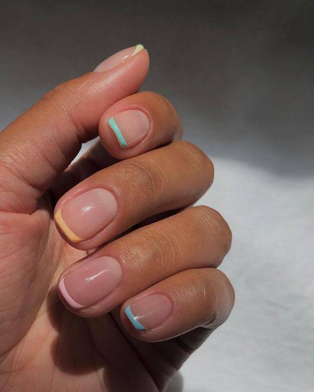 Apareció en pasarela y desde entonces ha sido un boom en redes sociales. Las líneas en las puntas de las uñas combinando colores brillantes o pastel con un esmalte transparente o neutro, crean una francesa moderna, favorecedora y juvenil, ideal para aquella que prefieren la sutileza pero quieren ir a la moda.