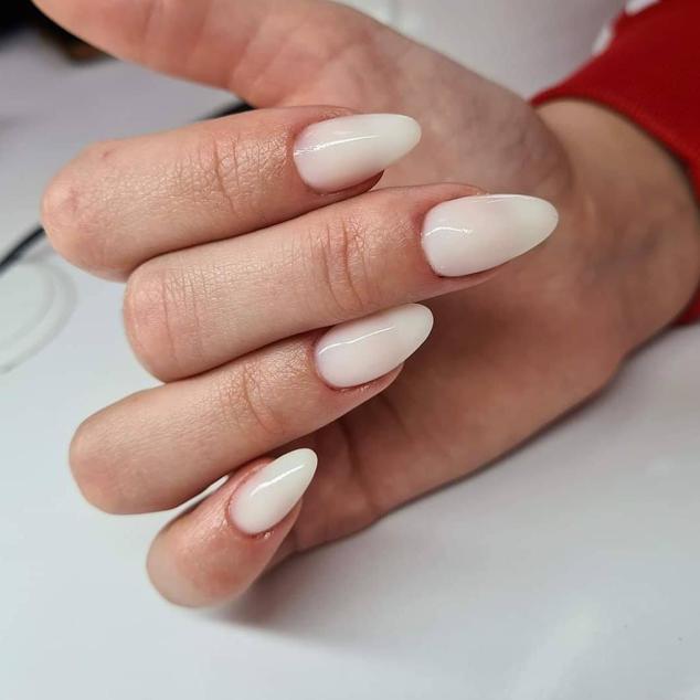Una variante de la anterior tendencia. Es una manicura limpia, sobria y discreta que pretende conseguir un efecto lechoso, con una para transparente y colores entre rosas pálidos, blancos y nudes claros.