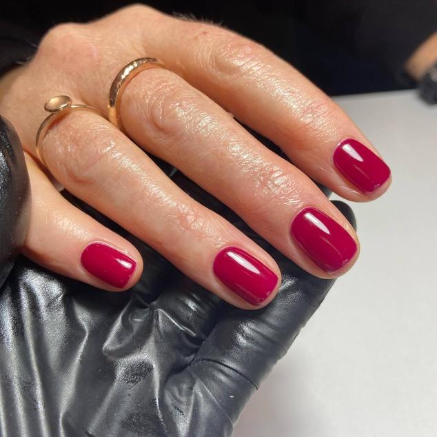 Evidentemente, el color del año según Pantone debía de estar presente también en las tendencias de uñas. Un esmalte magenta te hará ir a la moda y además resulta ideal para aquellas que quieren lucir unas manos elegantes.