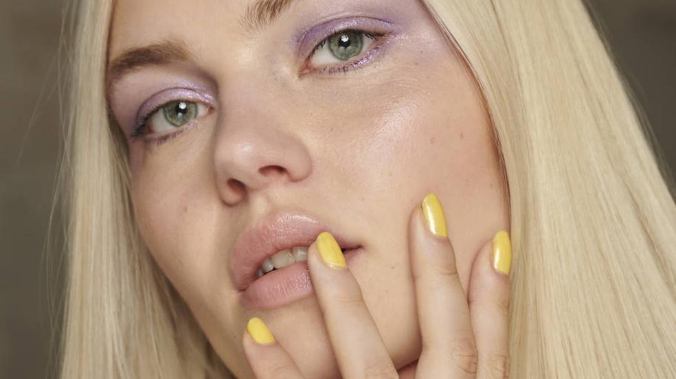 Modelo con manicura en tonos vivos en tendencia