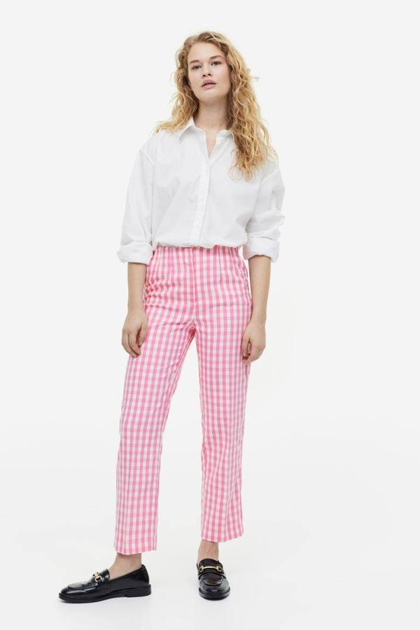 Pantalón pitillo tobillero en tejido de sarga con tiro alto y estampado de vichy en rosa, de H&M. Hazte con él a 24,99 euros.