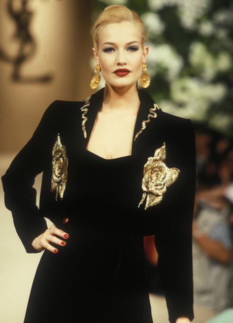 Imagen - Karen Mulder, con un icónico diseño de YSL Alta Costura (otoño-invierno 1995).