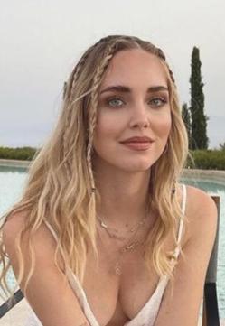 Imagen secundaria 2 - Hailey Bieber, Margot Robbie y Chiara Ferragni con el peinado de trenzas.