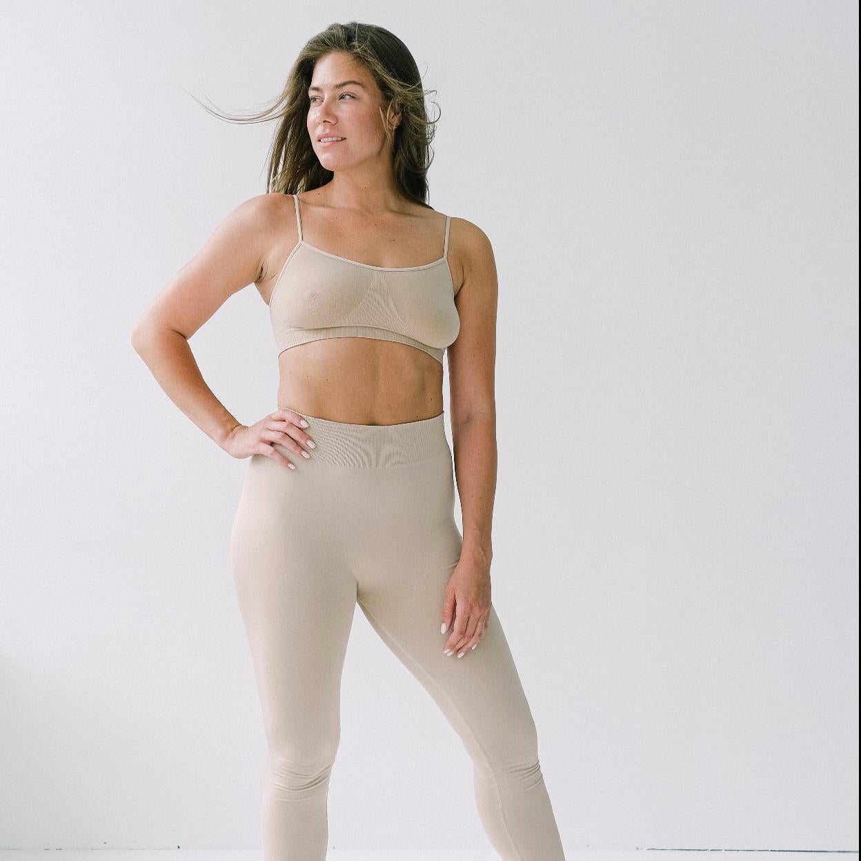 Mujer con abdominales tonificados