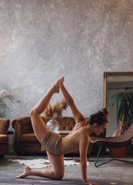 Imagen - Mujer haciendo Pilatos/PEXELS