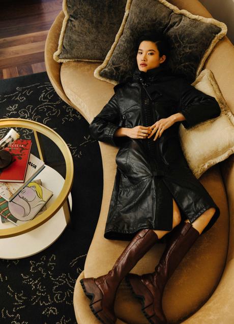 Imagen - Modelo posa con habardina y botas de cuero.