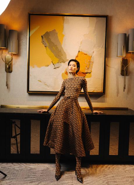 Imagen - La modelo posa con un total look monograma que no puede ser más chic.