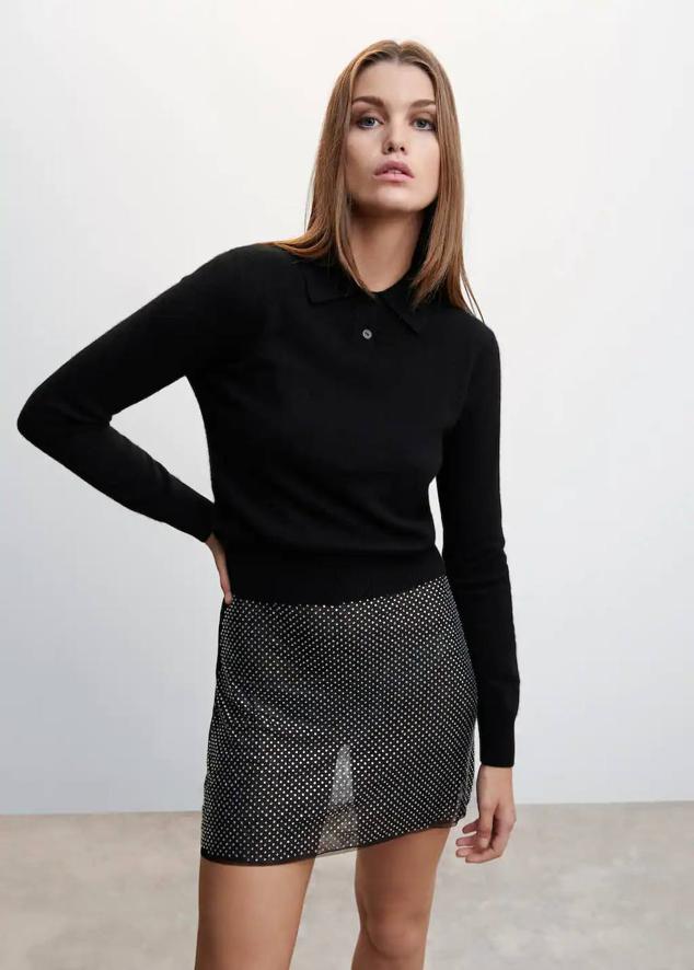 Polo en tejido de cashmere con cierre de botones, manga larga y corte entallado, en negro, de Mango. Puedes encontrarlo a 69,99 euros.