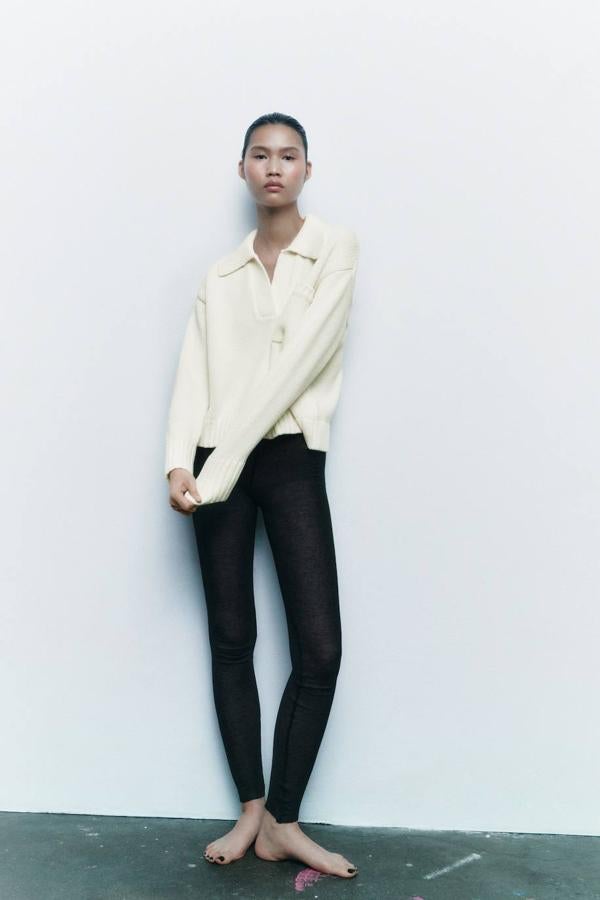 Polo en tejido de punto ligero con manga larga y bolsillo de plastrón, tono crudo, de Zara. Está disponible por 29,95 euros.