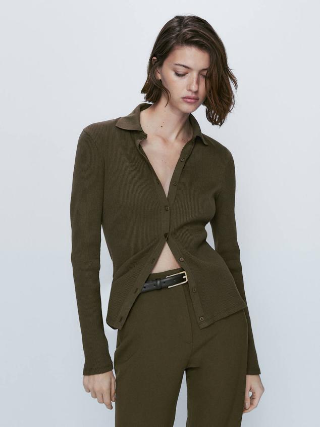 Polo en tejido de canalé entallado con manga larga y cierre de botones, color khaki, de Massimo Dutti. Lo encontrarás a 29,95 euros.