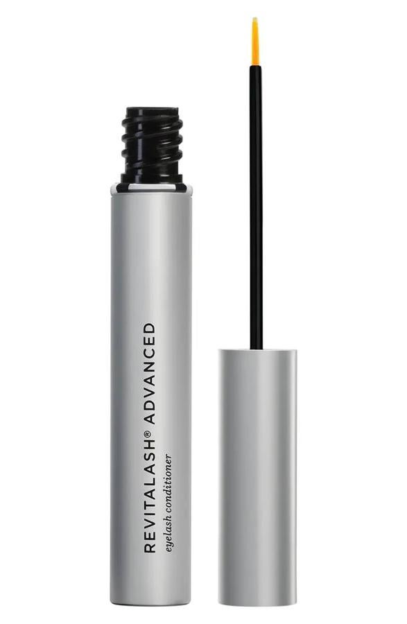 REVITALASH® ADVANCED Eyelash Conditioner recupera la densidad de las pestañas con un complejo patentado Biopeptin™, combinado con potentes antioxidantes y aminoácidos fortificantes que consiguen estimular el crecimiento del pelo y reducir la pérdida o rotura de las pestañas. También las protege, hidrata, aumenta su flexibilidad, mejora su apariencia y acondiciona.