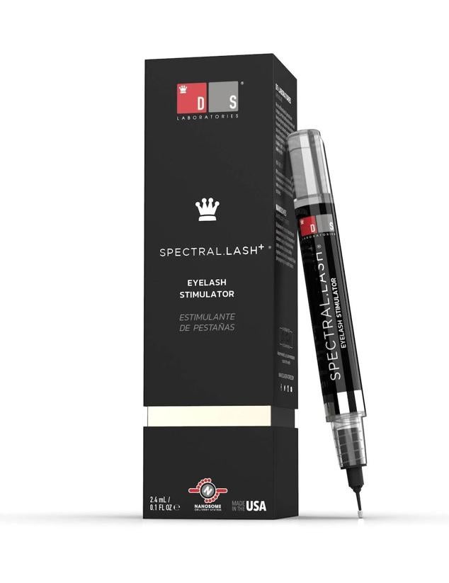 Spectral.Lash+ Eyelash Stimulator de DS Laboratories es un sérum de pestañas que multiplica su densidad eficaz y visiblemente mediante el uso de los avances más innovadores en biotecnología. Combinan activos impulsores del crecimiento, fortalecedores, hidratantes y acondicionadores como la adenosina, los péptidos, la proteína de soja, el pantenol, un complejo vitamínico, el cártamo y el ácido lisofosfatídico.