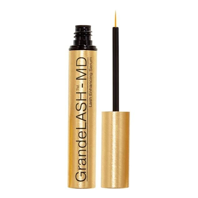 GrandeLASH-MD Lash Enhacing Serum de Grande Cosmetics cuenta con una combinación única de vitaminas, péptidos y aminoácidos que logran estimular el crecimiento y fuerza de las pestañas para que sean mucho más largas y gruesas en cuestión de semanas. También contiene aloe vera, ginseng, ácido hialurónico, semilla de uva y otros ingredientes que hacen que la mejora sea realmente visible.