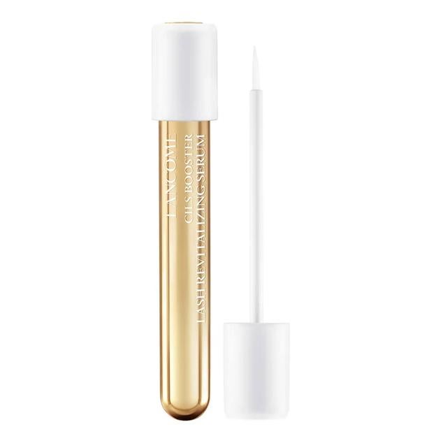 Cils Booster Lash Revitalizing Serum de Lancôme es un lujoso tratamiento revitalizante para redensificar las pestañas. Repara, estimula el crecimiento y fortalece en cuatro semanas gracias a una tecnología con aminoácidos concentrados en el complejo Kerasolution, el madecassoside, el ácido hialurónico, la vitamina C, el pantenol, la biotina y el extracto de rosa.
