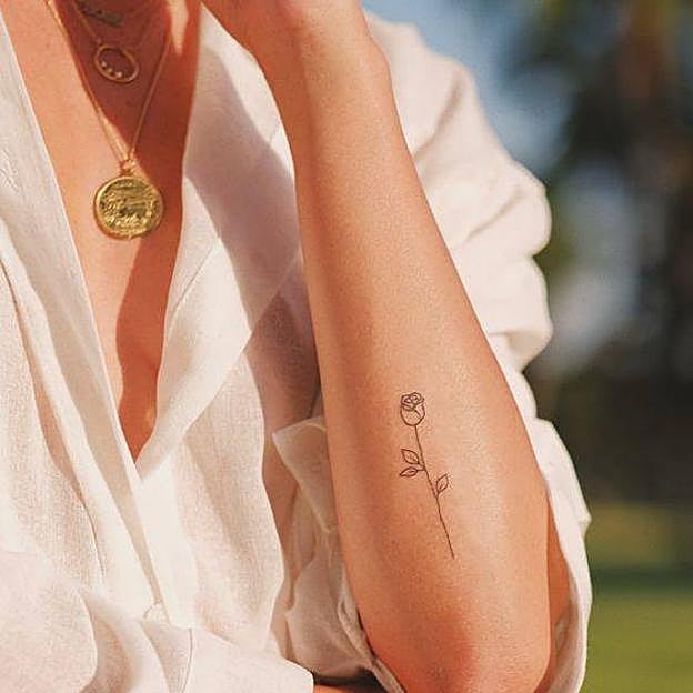 Tatuaje minimalista con flor