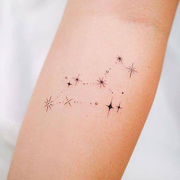 Tatuaje minimalista con constelación