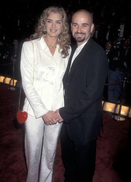 Imagen - Brooke Shields al lado del tenista Andre Aggasi poco antes de casarse. Su matrimonio duró dos años y estuvo lleno de momentos tensos a causa de las adicciones de él. 