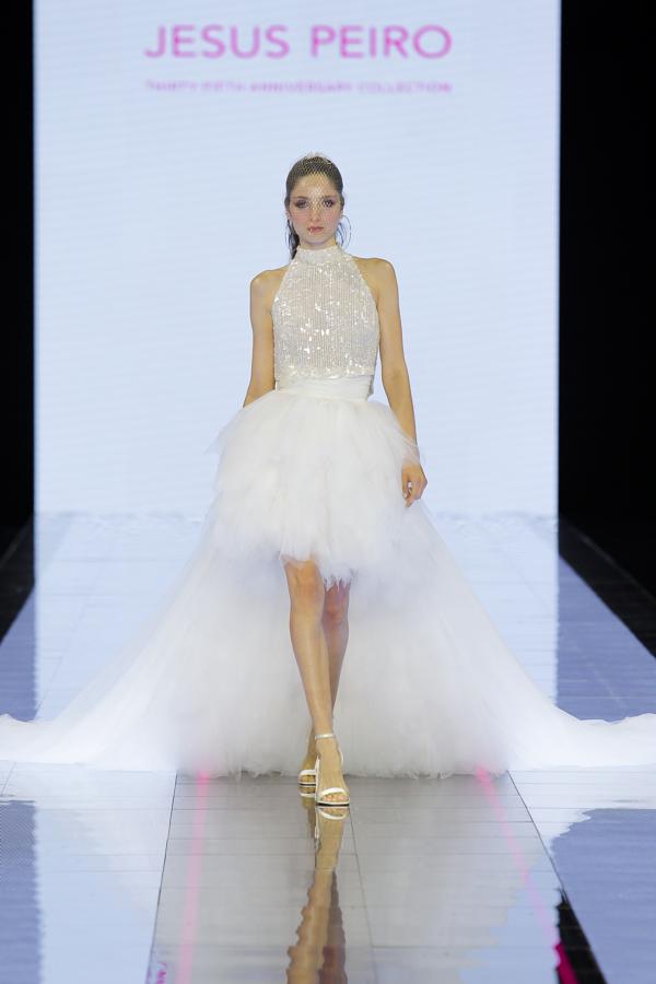 Vestidos únicos, de carácter propio y delicada silueta, que realzan la figura femenina para uno de los días más especiales y soñados por cualquier mujer. 