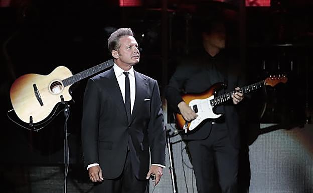 El cantante Luis Miguel durante un concierto.