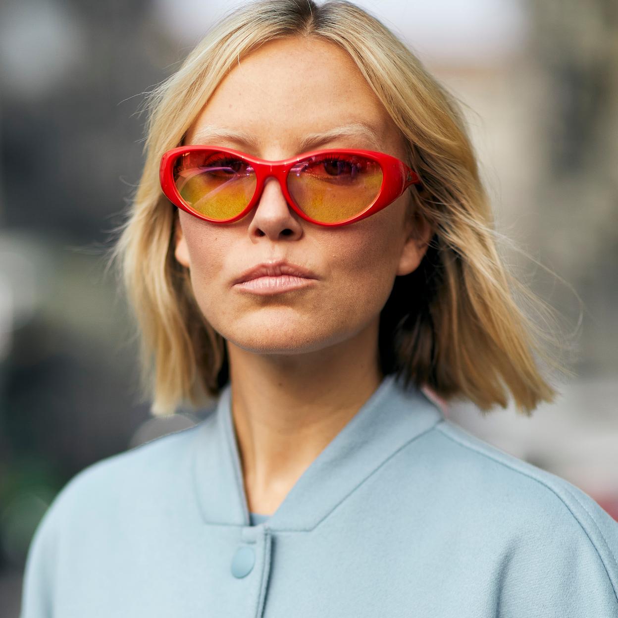 Modelo en el street style con la piel protegida del sol.