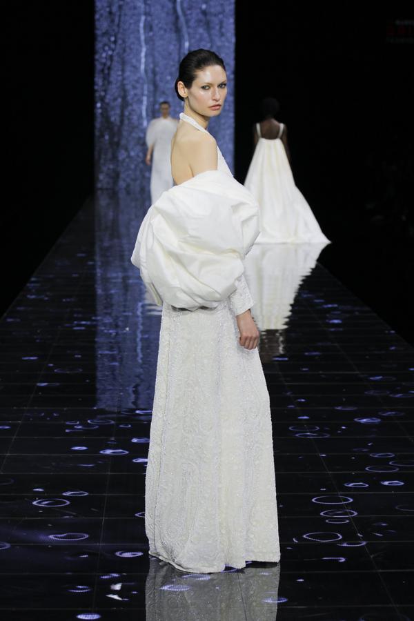 Diseños atemporales y que juegan con la feminidad desde diferentes diseños, sobre todo con trajes de chaqueta completos que estilizan la figura.