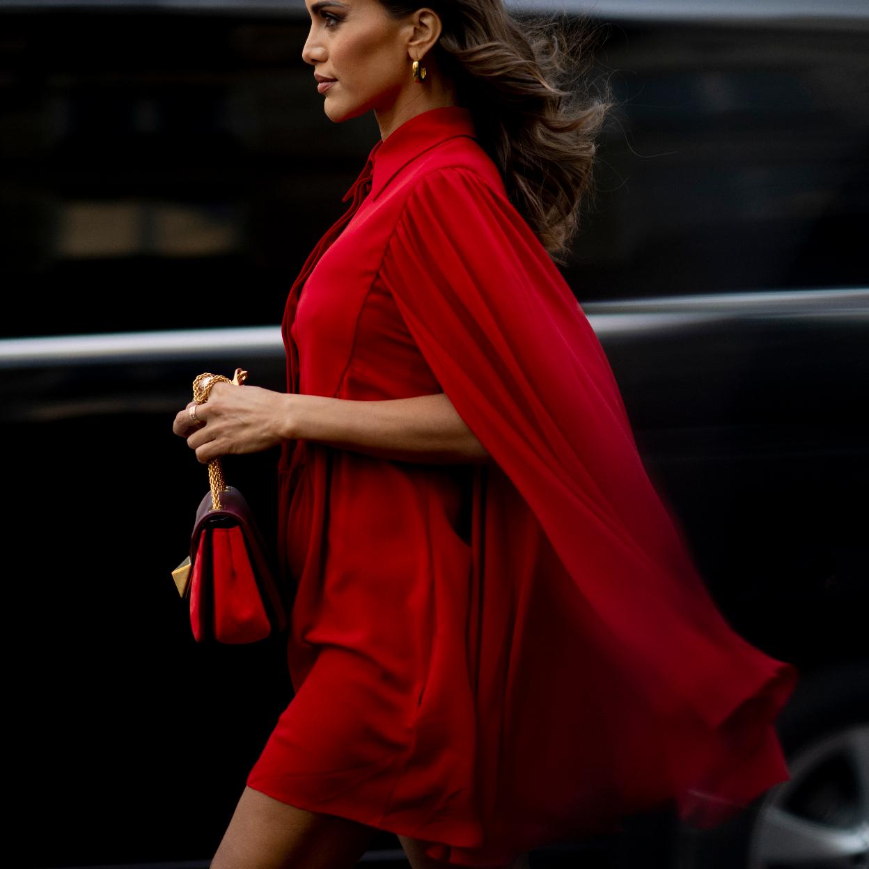 Este es el vestido rojo de Oysho que ha causado sensación porque es precioso y desmontable. 