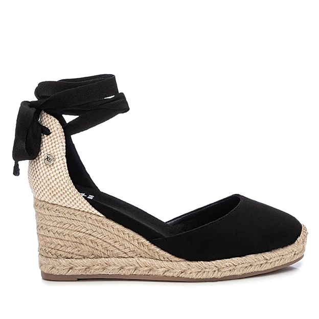 Las alpargatas negras de Xti.