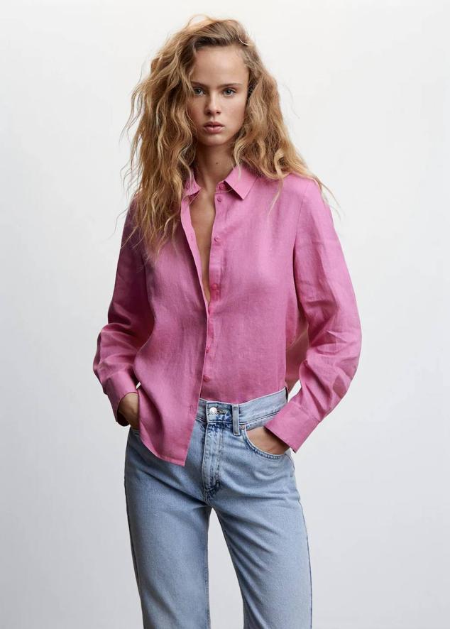 Camisa de lino 100% con cuello solapa, manga larga y cierre de botones, en rosa, de Mango. La encontrarás a 29,99 euros.