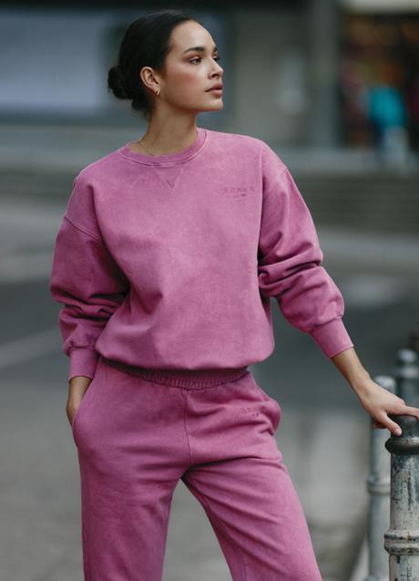 Imagen - Conjunto de sudadera y pantalón de Akala Studio. Foto: Akala Studio.