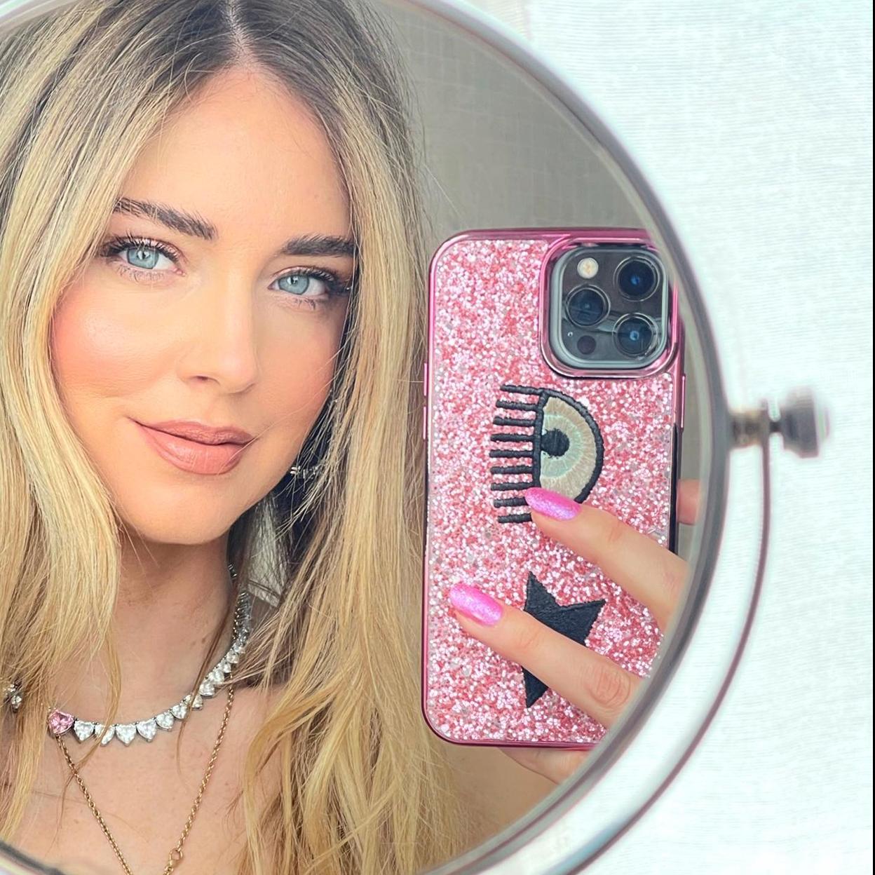 Chiara Ferragni con manicura italiana en rosa