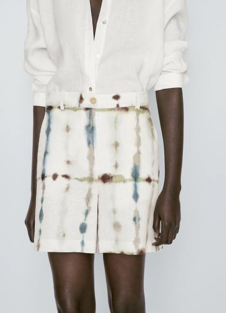 Imagen - Bermudas con estampado tie dye de Massimo Dutti (49,95 euros)