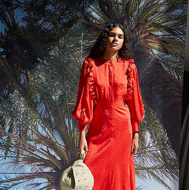 Imagen principal - Imagen de campaña de Roseanna, vestido morado de Sandro y vestido verde de The Kooples.