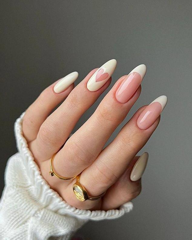 Para aportar un toque más moderno y divertido, combinaremos la manicura francesa con dos uñas enteras en color blanco y una, con el silueteado de un dibujo a elegir.