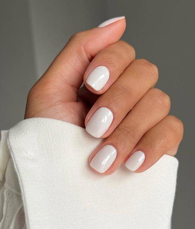 Lo más básico, pero muy resultón y queda ideal tanto en personas con tez muy blanca como para resaltar el moreno. Las uñas enteras en esmalte color blanco son un must esta temporada.