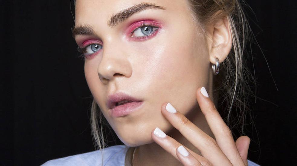 Uñas blancas elegantes, la manicura que triunfa esta temporada