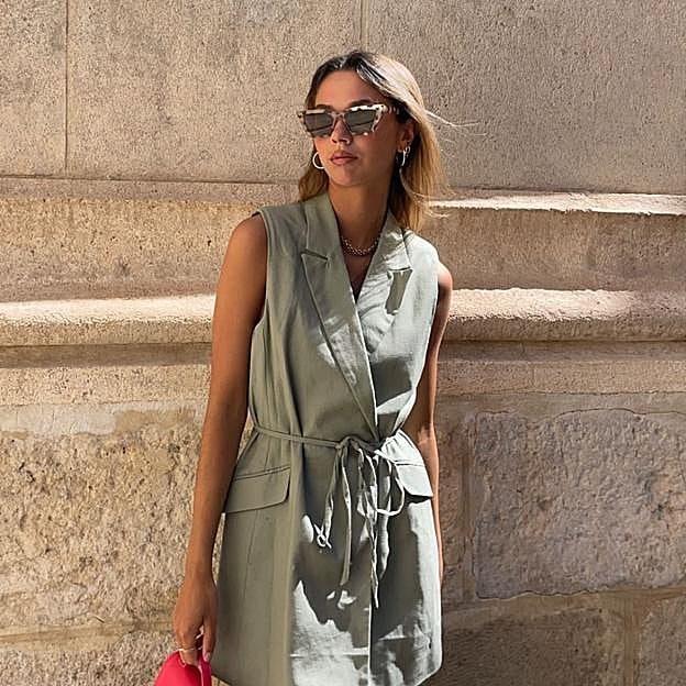 Este es el vestido de 7 euros ideal para bajitas que comprarás ahora para afrontar la ola de calor