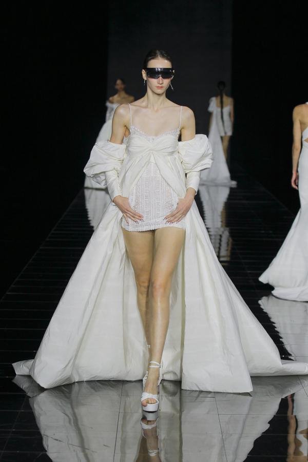 Sin olvidarsnos, por supuesto, de las novias que buscan un toque vanguardista con diseños futuristas y acordes a tiempos más disruptivos.