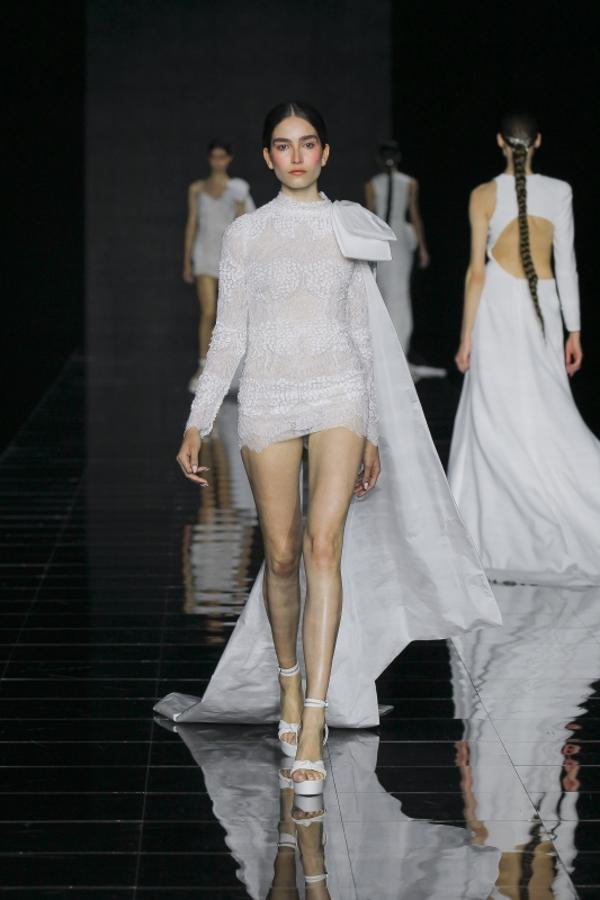 En su apuesta por transmitir una estética libre, relajada y natural, característica del estilo boho, la marca apuesta por un vanguardismo más disruptor, con cierta tendencia anti-bride, actitud audaz que desemboca en la excelencia, elegancia y sofisticación.