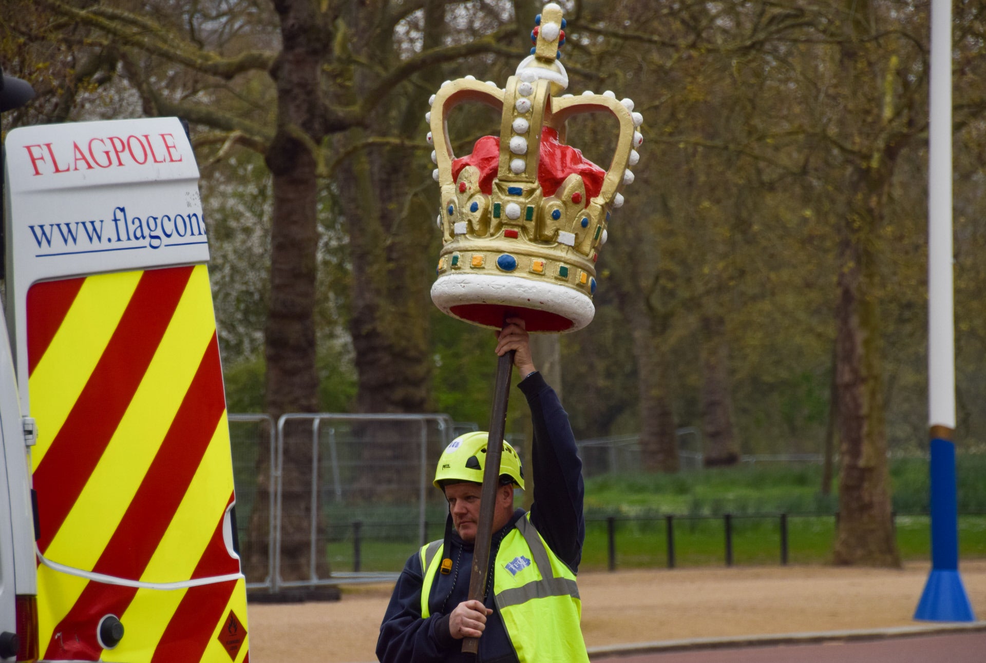 Las farolas y postes serán adornadas, además de con banderas de la Union Jack, con réplicas de la corona del nuevo rey.