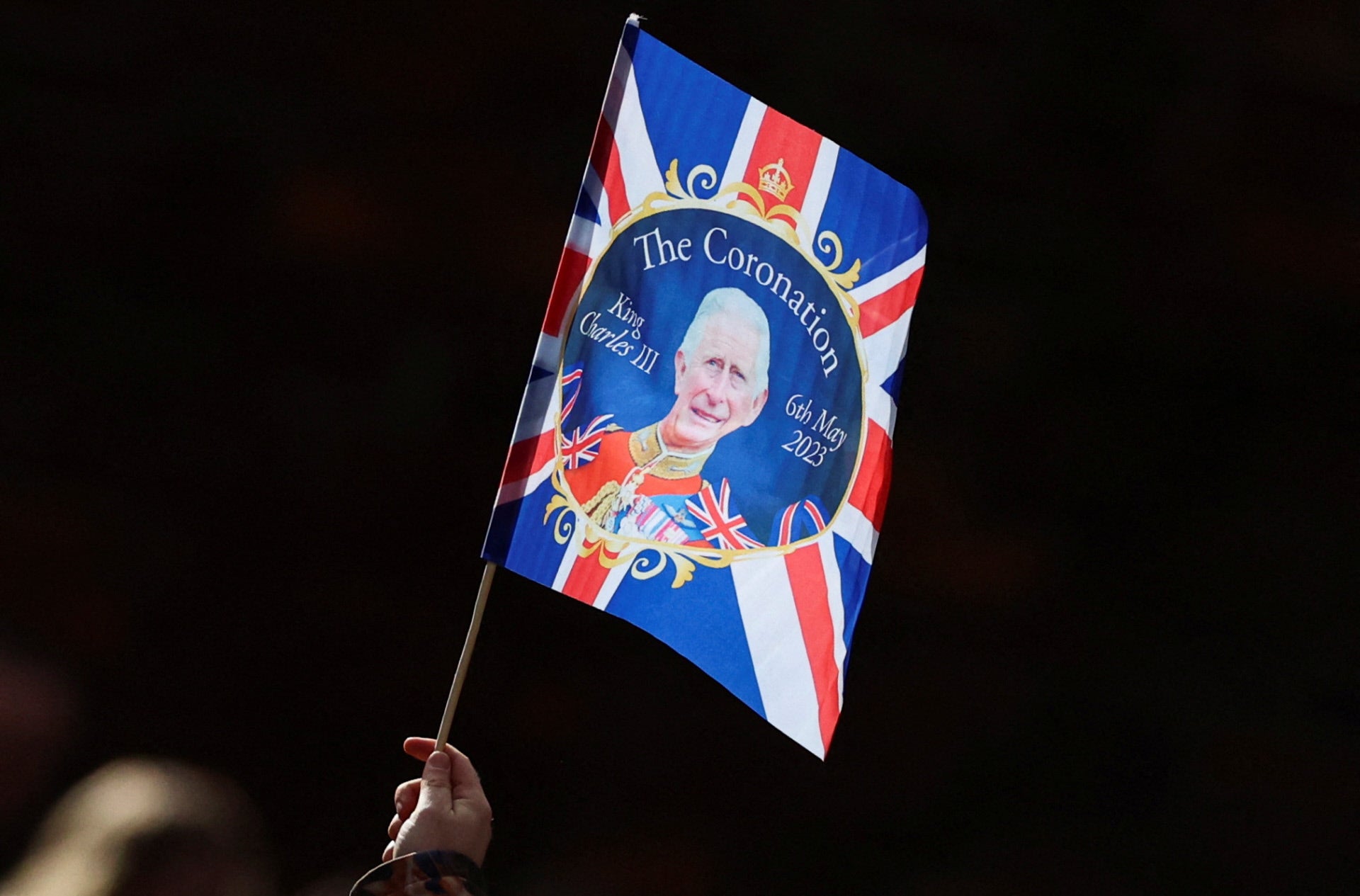 Entre los souvenirs que ya se empiezan a ver, banderas con la cara del nuevo rey Carlos III sobre la bandera de Reino Unido.