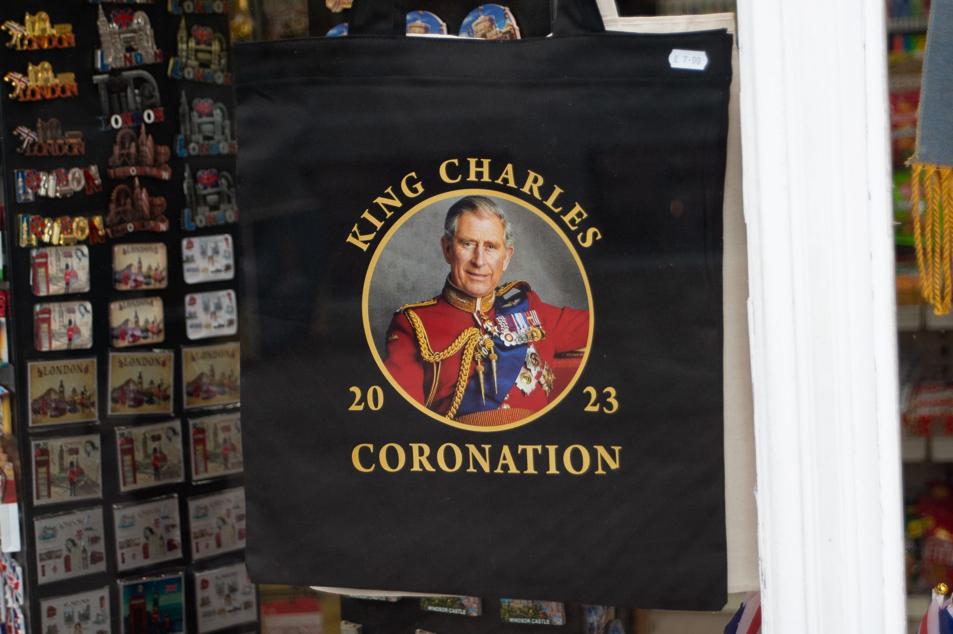 ¿Ir a la compra con una shopping bag con un retrato del rey Carlos III y la fecha de la coronación? A algunos les parecerá una buena idea por 7.89 libras...
