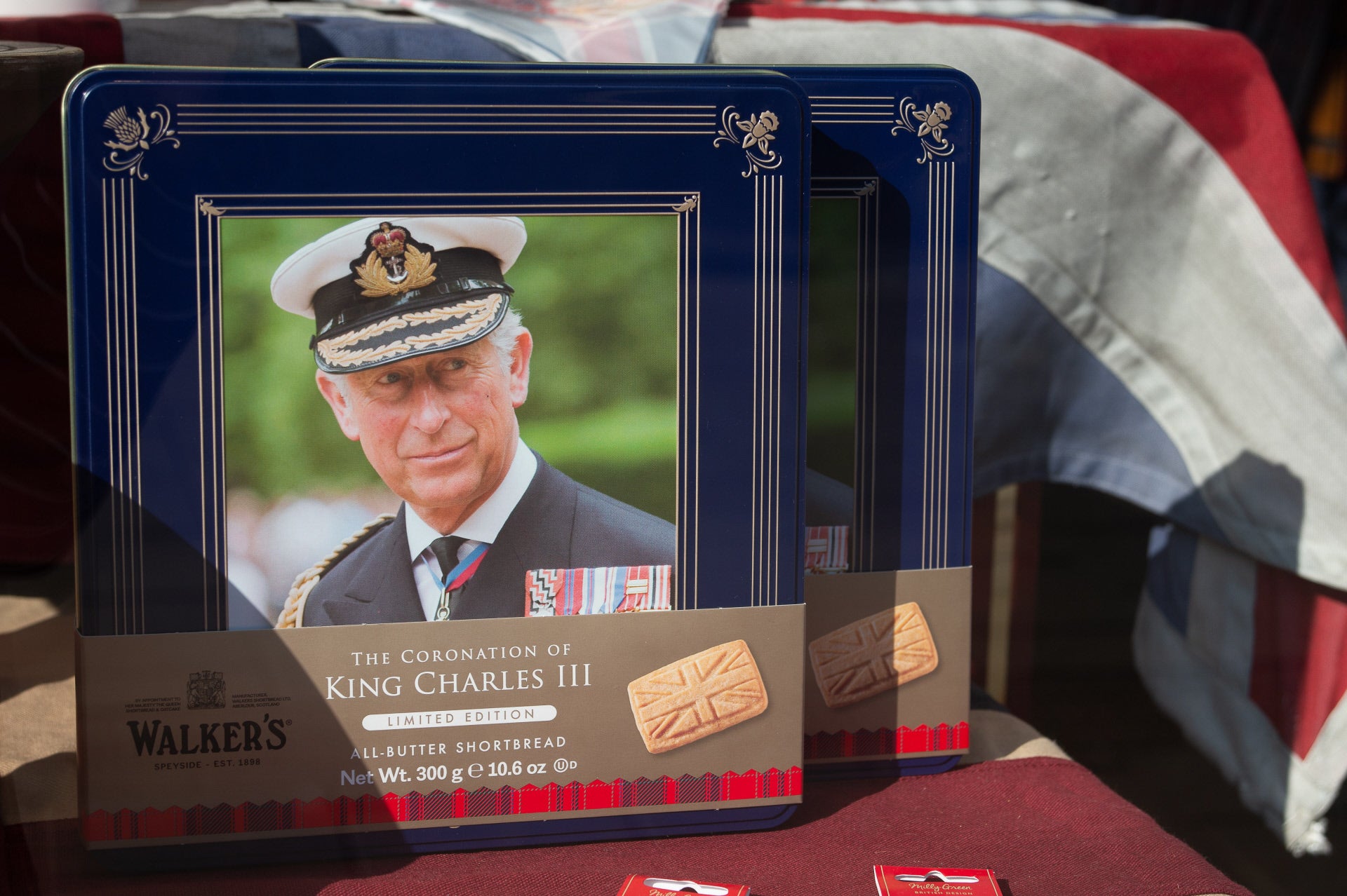 Las famosas (y deliciosas) galletas de mantequilla Walker's celebran la coronación con una edición limitada con la Union Jack y su icónica caja de lata adornada con una foto del nuevo rey.