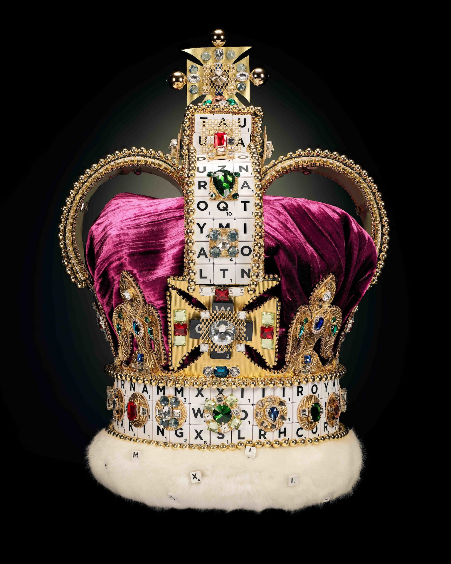 Un tal Justin Smith se ha dedicado a hacer una réplica de la corona con la que será proclamado rey Carlos III a base de fichas de Scrabble.